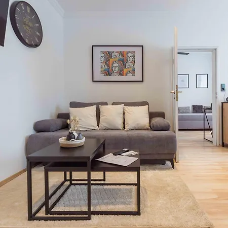 Schillerapartment Hof, Kueche, 24h Digital-checkin, Parkplatz, Wlan250mbit Apartment *