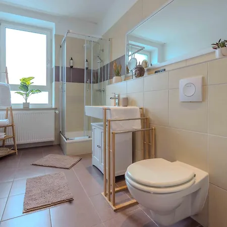 Schillerapartment Hof, Kueche, 24h Digital-checkin, Parkplatz, Wlan250mbit Apartment