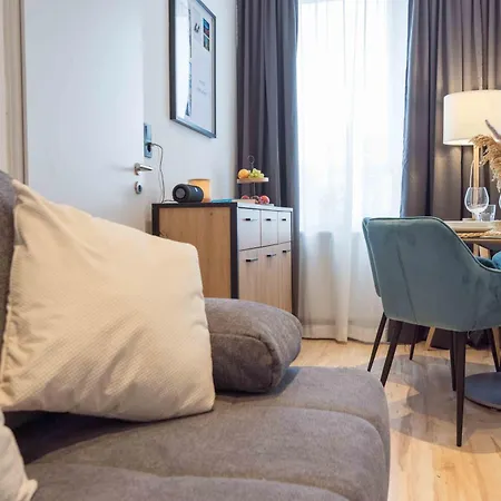 Schillerapartment Hof, Kueche, 24h Digital-checkin, Parkplatz, Wlan250mbit הוף