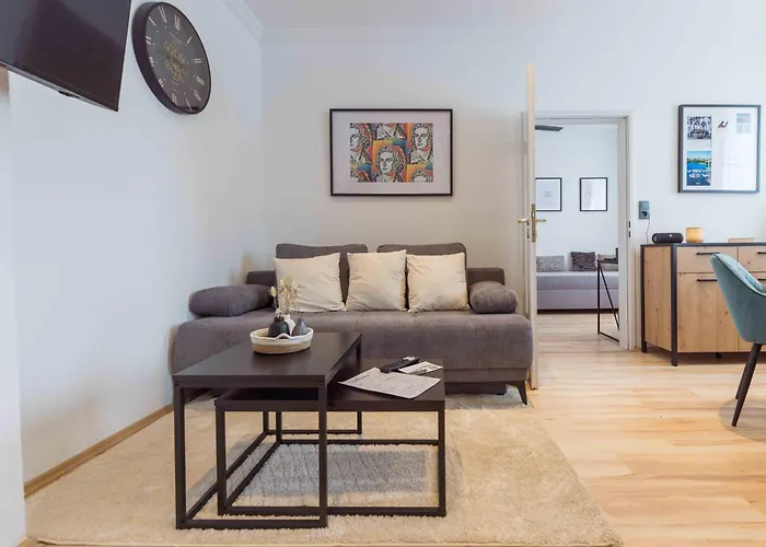 Schillerapartment Hof, Kueche, 24h Digital-checkin, Parkplatz, Wlan250mbit Lejlighed *